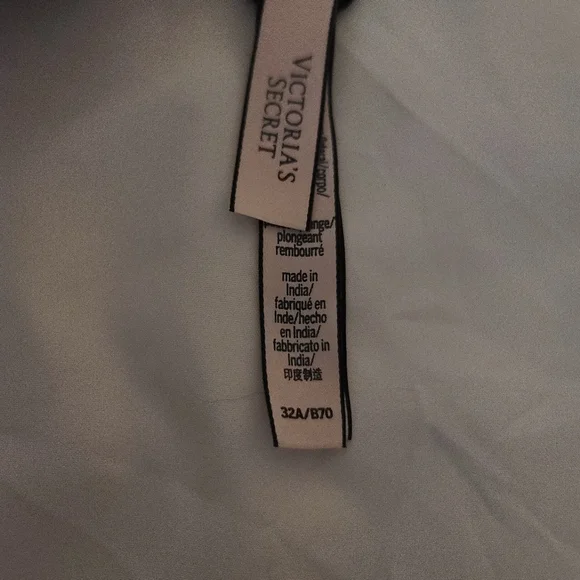 Victoria's Secret 32 A bra with sheer polka dot back - Picture 3 of 3